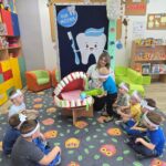 Pani-uczy-szczotkowac-zeby-na-duzej-szczece