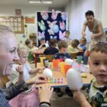 Pani-wykonuje-z-chlopcem-jajko-pisanke