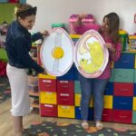 Panie-prezentuja-model-jajka-z-pisklakiem