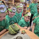 Przedszkolaki podziwiają żółwia Stefka