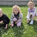 Przedszkolaki-wsrod-stokrotek