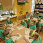 Przedszkolaki wykonują kartę pracy