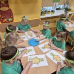 Przedszkolaki wykonują prace plastyczną
