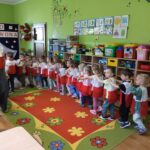 Dzieci z flaga Polski