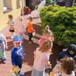 Przedszkolaki-z-oddzialu-Zuczki-szukaja-koszyczkow-od-zajaczka