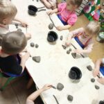 Przedszkolaki z oddziału Żuczki tworzą rulon z gliny