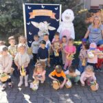 Przedszkolaki-z-oddzialu-Zuczki-z-koszyczkami-i-zajaczkiem-wielkanocnym
