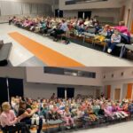 Przedszkolaki z uwagą oglądają koncert muzyczny