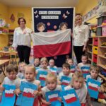 Dzieci z flaga Polski