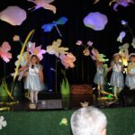 Taniec chmurek z szarfami