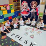 Dzieci z flaga Polski