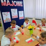 Dzieci z flaga Polski