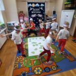 Zabawa ruchowa dzieci Bocian na łące