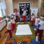 Zabawa ruchowa dzieci Bocian stoi na jednej nodze