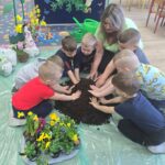 Zabawa-sensoryczna-chlopcow-z-ziemia