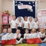 Dzieci z flaga Polski