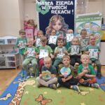 Zdjecie-grupowe-Mroweczki-z-napisem-Dzien-Ziemi