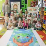 Zdjecie-grupowe-dzieci-z-oddzialu-Zuczki-przy-tablicy-demonstracyjnej-z-okazji-Dnia-Ziemi