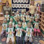 Zdjęcie grupowe dzieci z pracą plastyczną