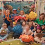 Zdjęcie grupowe na tle ocenu