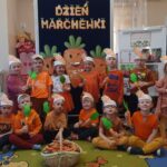 Zdjęcie grupowe z marchewkami