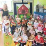 Zdjęcie grupowe z pracą plastyczną.