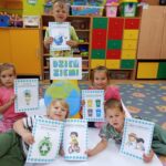 dzieci-prezentuja-kodeks-mlodego-ekologa