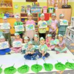 dzieci-prezentuja-swoje-prace-plastyczne