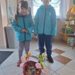 dzieci-przy-wejsciu-do-przedszkola-spotykaja-zajaca