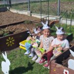 dzieci-siedza-z-koszyczkami