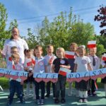 dzieci stoją z flagami