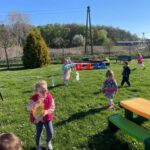 dzieci-szukaja-koszyczki