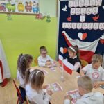 dzieci układają puzzle