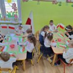 dzieci układają puzzle