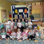 dzieci-z-kartkami-swiatecznymi