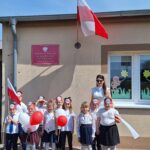 Dzieci z flaga Polski