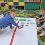 dzieci-z-oddzialu-Stokrotki-ukladaja-obrazkii