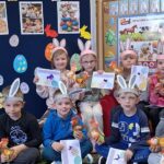 dzieci-z-oddzialu-Stokrotki-z-kartkami-wielkanocnymi