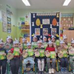 dzieci-z-oddzialu-Tulipanki-z-kartkami-wielkanocnymi