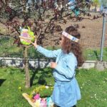 dziewczynka-sciaga-z-drzewa-koszyczek