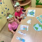 dziewczynki-ukladaja-puzzle-edukacyjne