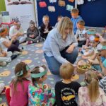 dzieci otrzymują cukierki