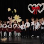 Chłopcy i dziewczynki recytuja wiersz dla rodziców