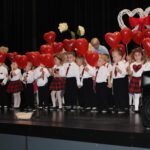 Chłopcy i dziewczynki śpiewają na zakończenie piosenke o rodzinie