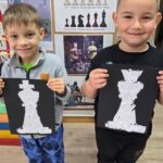 Chlopcy-prezentuja-swoja-prace-plastyczna
