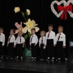 Chłopcy recytuja wiersz dla mamy