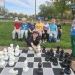 Chlopcy-rozgrywaja-partie-szachowa