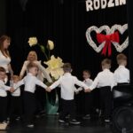 Chłopcy tańczą w kółeczku