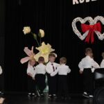 Chłopcy tańczą w parach