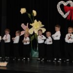 Chłopcy wykonują układ taneczny do utworu dla mamay